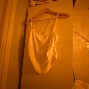 Vit linne topp med matchande shorts  - Säljer en enkel och stilren vit linne topp med smala axelband. Perfekt för varma sommardagar eller som ett basplagg i garderoben.