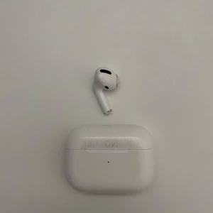 Hörlurar  - Välanvända med tydliga tecken på användning. En airpod saknas. Brusreduceringen och mikrofonen är försämrat. Ljudet är lite försämrat. Pris kan diskuteras