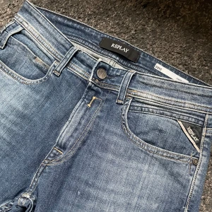 Replay jeans - Tja, jag säljer mina riktigt feta Replay jeans i ett mycket bra skick 9/10. Inga defekter eller så, de är i storlek 28/32 och är i modellen ”Dave” som passar till en vardaglig stil men passar också till festliga tillfällen. Hör av er vid frågor!🤩