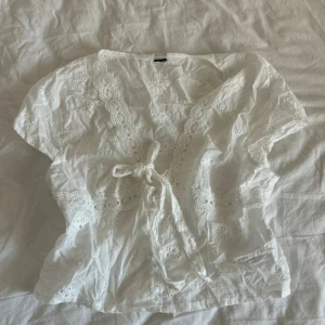Vit topp - Jättegullig vit topp i storlek S🤍