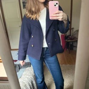 Mörkblå kappa från bubbleroom💞 - Jätte snygg kappa från bubbleroom. Använd en vår men är i fint skick🤍 (pris kan diskuteras)