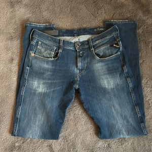Mörkblå replay anbass jeans - Riktigt snygga replay jeans i nästan nytt skick. De har inga defekter och är som nya. Storlek 30/32 men passar även 29/32. Pris kan diskute vid snabb affär. Nypris ca 1800