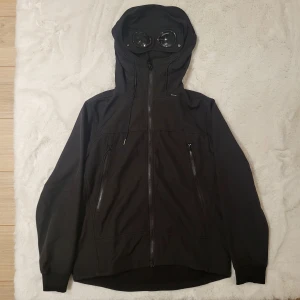 Cp company windbreaker  - Säljer en helt ny cp company windbreaker || perfekt nu inför våren || Storlek S || Skicket är 10/10 (oanvänd) || Nypris ca 3900 || Hör av vid intresse😁✅️