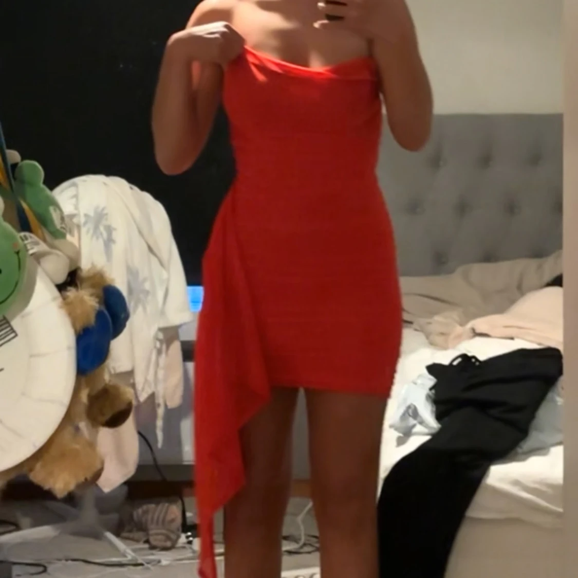 Röd axelbandslös klänning - 1