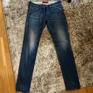 Replay Jeans Anbass   - As feta Replay anbass jeans som är aldrig använda. Skick 10/10 helt nya med as fet tvätt❗️storlek 31/34 slim fit. Nypris 1799 och mitt pris 699kr ✅.Hör av dig vid några funderingar! 🙌