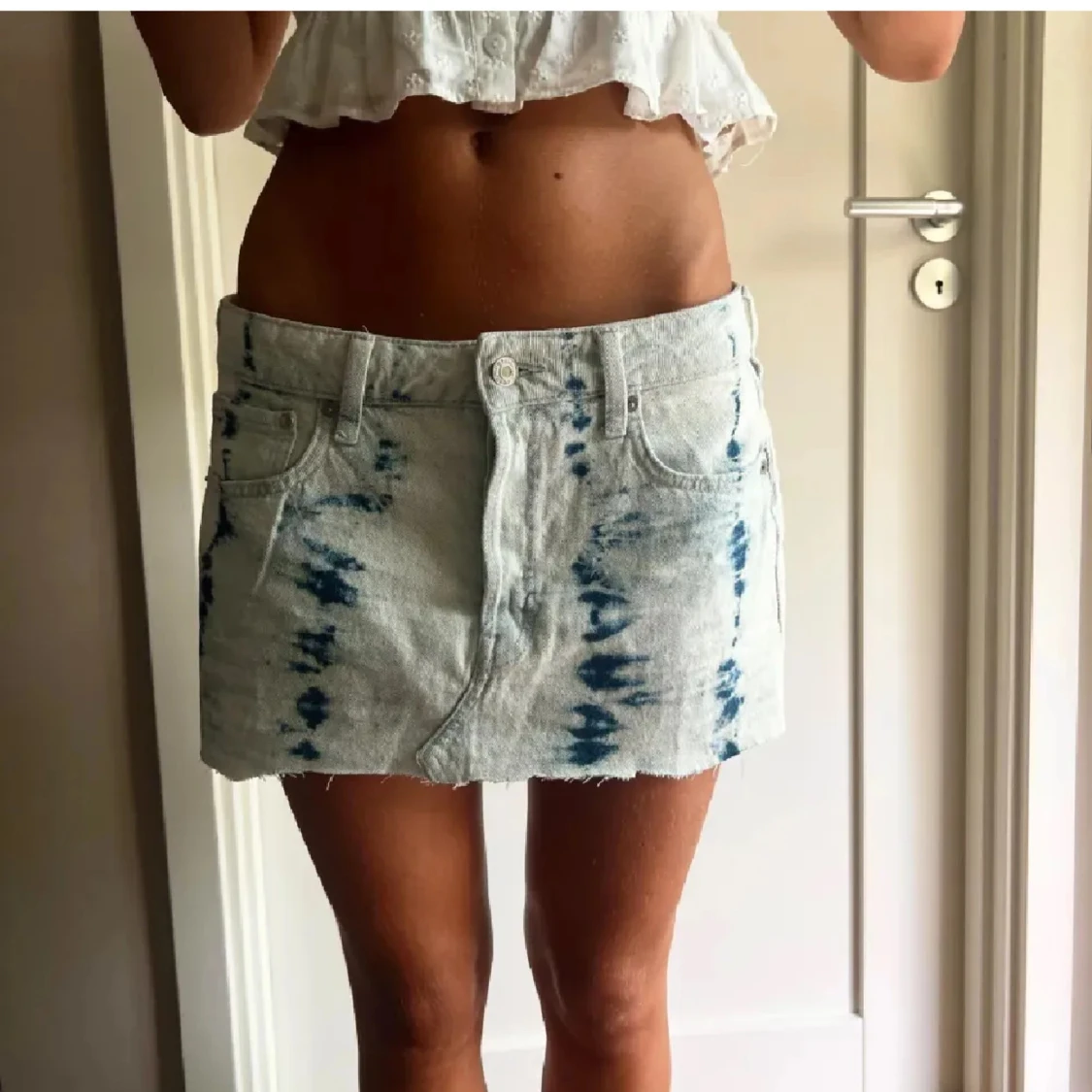 Jeanskjol med batikmönster