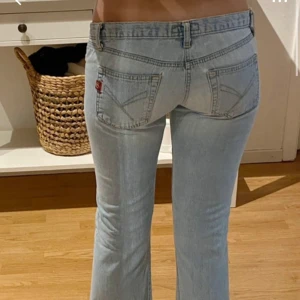 Ljusblå jeans med bootcut - Säljer skit snygga lågmidjade jeans som tyvärr inte passar mig då förstora. Jeansen ha två små hål vid fickorna som knappat syns men som också går att sy. midjemåttet: 37cm innerbenslängd: 79cm Obs: Bilderna är inte mina