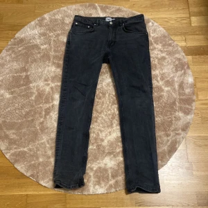 Svarta jeansbyxor från 157 - Snygga svarta jeansbyxor från 157 i slim fit. De har en klassisk femficksdesign och stängs med dragkedja och knapp. Perfekta för en stilren look.