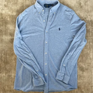 Ljusblå Skjorta från Polo Ralph Lauren - Säljer en fet ljusblå skjorta från Polo Ralph Lauren. Storlek M. Pris kan självklart diskuteras‼️