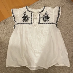 Vit blus med broderi - Här är en jättefin somrig blus, passar till alla möjliga jeans å outfits. Jag hade denna förra sommaren och använde ungefär 5 gånger då jag hade glömt att jag hade den. Den är storlek M men själv är jag en storlek S men den passar på alla skulle ja säga. Den är väldigt luftig och passar bra på allt. Den säljs heller nt på h&m längre🥰🥰💗
