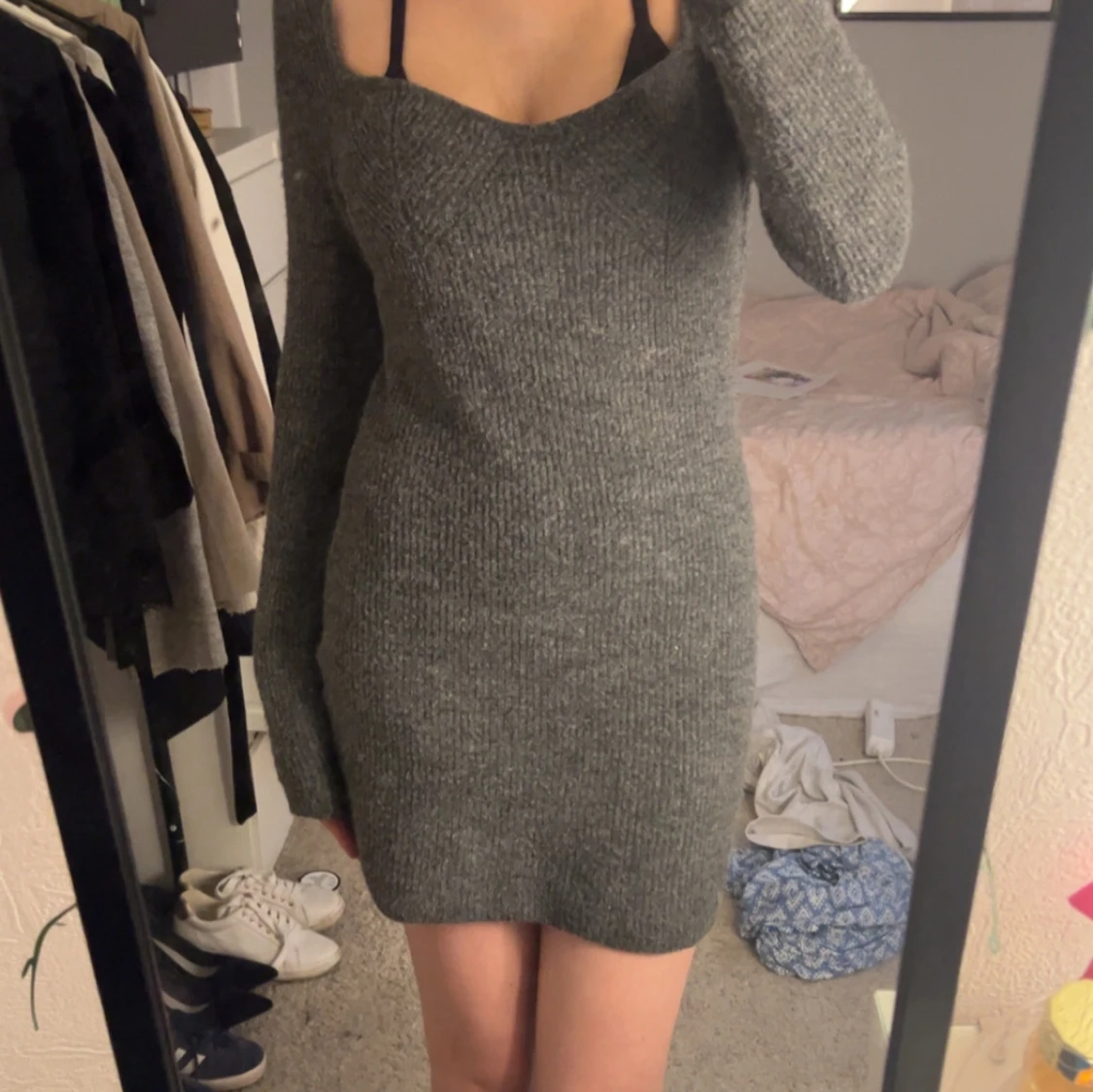 Grå stickad klänning - 1