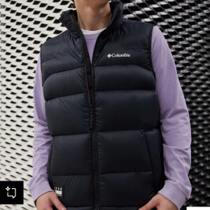 Columbia Bulo point väst - Säljer en stilren svart dunväst från Columbia. Västen  kostar 2995kr nypris. Västen har omni-heat vilket innebär att den håller värme vilket är perfekt för kyligare dagar. Passar väldigt bra till casual outfits. Västen är använd max 5 gånger, den är alltså i nyskick. Hör av dig om du undrar något! 