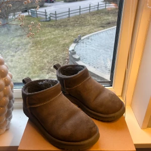 Gråa uggs med foder - Säljer mina fina uggs i låg passform då de inte kommer till användning längre. Skicket är fortfarande jättefint utom några få defekter framtill av vatten som säkert går att ta bort! Nypris 2000kr mitt pris 1000kr 💞