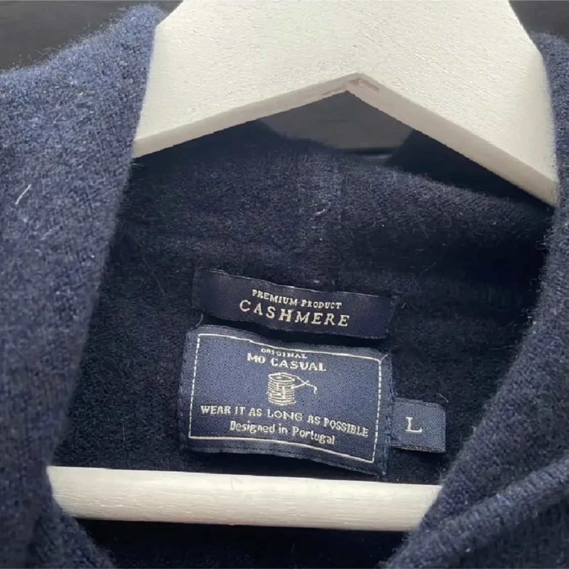 Marinblå kashmir hoodie från Mo Casual - 2