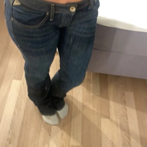 Replay jeans - Mörkblåa straight replay jeans i bra skick💞