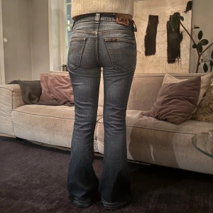 Blå bootcut jeans från Lee - Midjemått: 38 innerbenslängd: 81❤️‍🔥❤️‍🔥❤️‍🔥