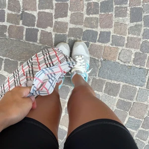 New balance skor - Säljer ett par new balance skor i strl 38, använda 3 gånger. Super snygga och ser helt nya ut, köpta i somras och har bara luggit i sin kartong sen dess