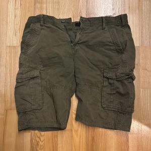  cargoshorts  - Säljer dessa supercoola cargoshort då de inte kommer till användning. De är i bra skick och har bara används ett fåtal gånger! Skriv om ni har frågor!🫶