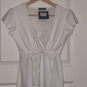 Vit topp från Missay -  Säljer denna topp från Missay då den inte passar mig. Den är i nytt skick aldrig använd och har kvar prislappen. Hör av er vid funderingar💗
