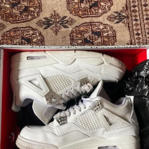Jordan 4 pure money - Säljer ett par Jordan 4 pure money. Använda som man kan se men inte för illa. De passar till allt. Köpta av en snubbe på plick så har ej kvitto. Vill bara bli av med dem!