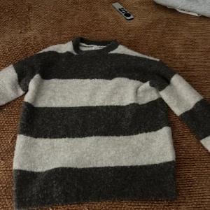 Randig tröja  från Urban oufitters - Säljer en mysig randig tröja från BDG urban outfitters i vit och grön/brun den ör snyggt kroppad o är i xs men passar S också nypris cirka 700