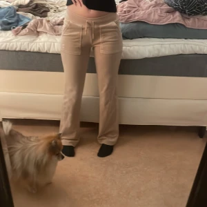 Beige mjukisbyxor med snörning funkar som xs - Säljer ett par bekväma beige mjukisbyxor med snörning i midjan. Byxorna har en loose passform och är perfekta för en avslappnad stil. De har praktiska fickor framtill och är tillverkade i mjukt material.