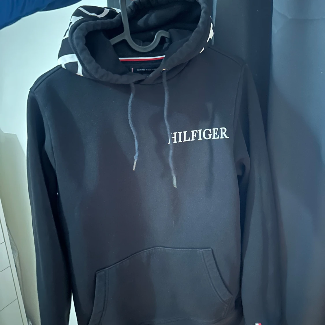 Svart hoodie från Tommy Hilfiger