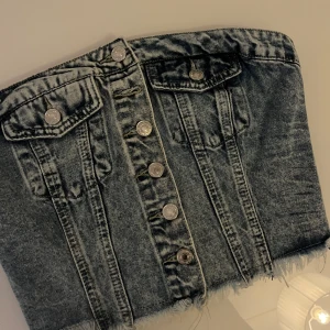 Jeans tubtopp - Snygg jeans tubtopp som är perfekt för en trendig outfit till sommaren. går att matcha till nästan allt och ger de lilla extra till outfiten. köpte den för 120kr och den är aldrig använd, skriv om fler frågor💗