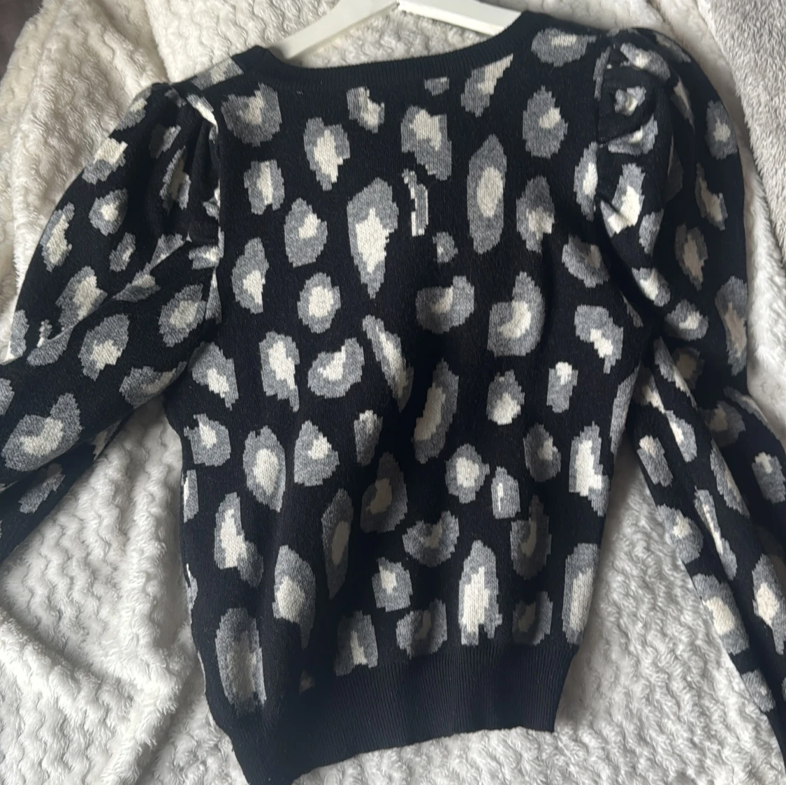 Stickad tröja med puffarmar - 2