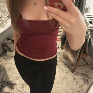 Topp/ linne - Snygg vinröd linnetopp från Ginatricot i en enkel och stilren design. Toppen är ärmlös och har en tight passform som framhäver figuren. Perfekt för en avslappnad look eller att klä upp med accessoarer.