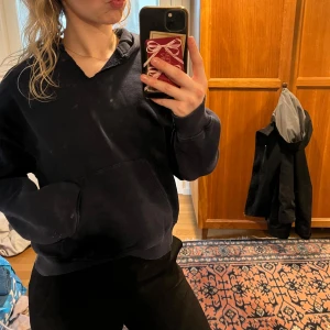 Mörkblå hoddie från Gina tricot - Säljer en mörkblå Gina tricot hoddie i storlek xs. Jag har använt hoddien ett flertal gånger, och har klippt upp kragen då den inte passade mig helt. Annars är hoddien väl omhändertagen🥰hoddien är perfekt för att slänga på sig på en kylig vår morgon☺️priset kan diskuteras💕
