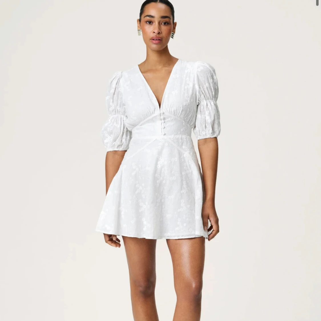 Vit kortklänning med puffärmar