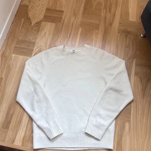 Vit stickad tröja från Uniqlo - Säljer en stilren vit stickad tröja från Uniqlo. Den är i nytt skick och knappt använd, pris kan diskuteras.