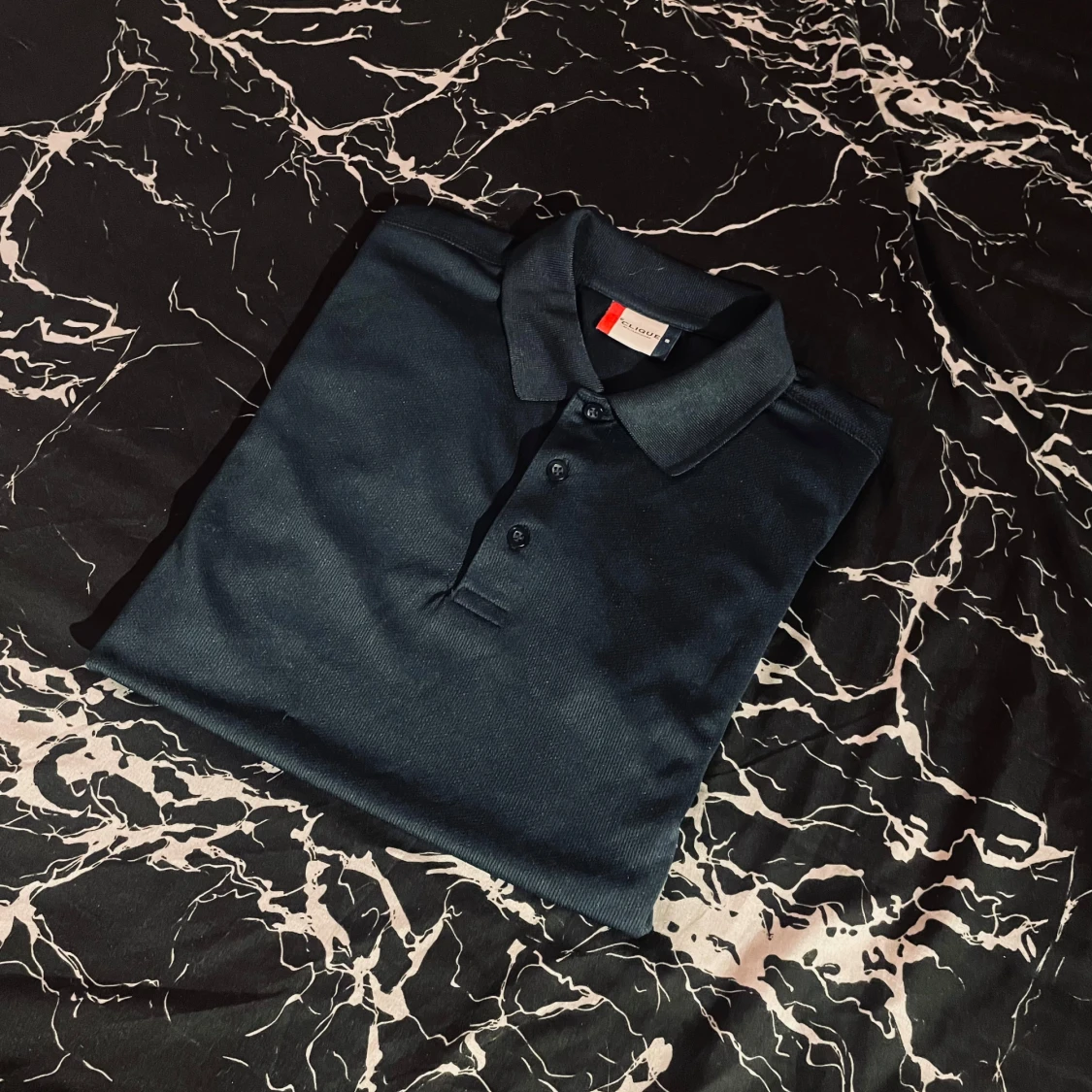 Marinblå pikétröja från Clique