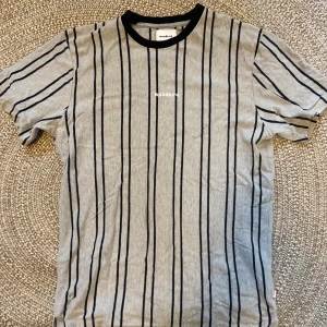 Grå och svart randig t-shirt från Woodbird - Inte använt många gånger. Bra skick