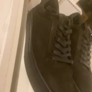 Svarta sneakers från Vagabond - Snygga svarta sneakers från Vagabond med klassisk snörning. Perfekta för en stilren look. Skorna har en enkel och tidlös design som passar till många olika outfits.