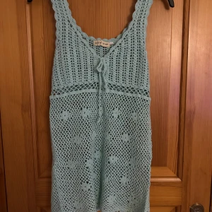 Klänningar - 3 olika klänningar. Bild 1 storlek S. Bild 2 storlek 36/38. Bild 3 storlek 42/44. Min tanke me dessa va att jag skulle sy om de men ej haft tid därför säljer jag.