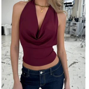 Vinröd halterneck topp - Snygg vinröd halterneck topp med draperad framsida och öppen rygg. Aldrig använd 