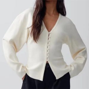 Vit tröja med knappar - Säljer en supersnygg populär vit tröja från Gina. Den är aldrig använd. Den sitter som en smäck och är verkligen jättesnygg💕 