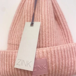 Stickad mössa  - Vacker rosa mössa i nytt skick!🌸