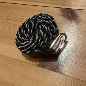 Flätat skärp - Säljer nu detta flätade bälte på grund av att jag har ett annat, skärpet är fett men har en jätte liten fläck på bältet, bild 3. Den syns dock aldrig så det är inget problem. Tveka inte på att höra av dig, och lämna prisförslag om du vill