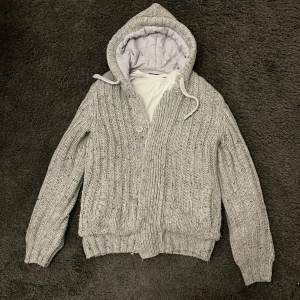 Stickad fodrad cardigan  - Riktigt fet stickad fodrad cardigan som är väldigt varm och har extremt bra passform. Storlek M