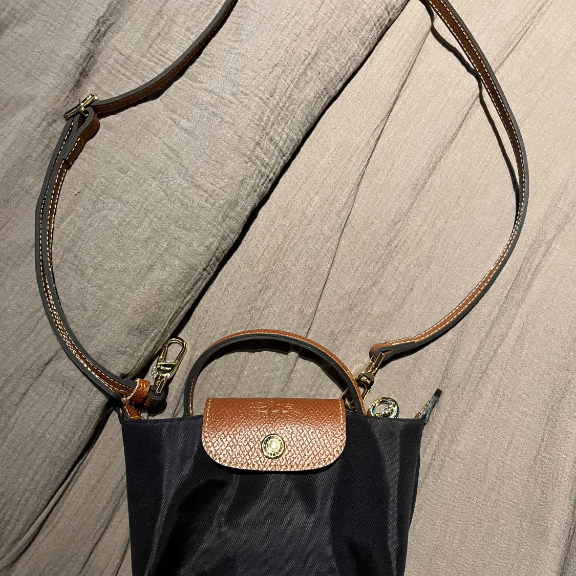 Svart och brun axelväska