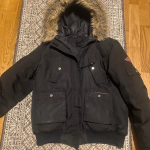 Bomber jacka💃 - Kort  bomber jacka med fur luva som är väldigt trendigt just nu🔥Från Vero moda!! Många fickor också och knappt använd men köpt secondhand🙏