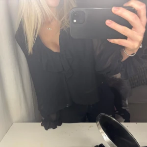 Svart blus Zara - Svart blus från ZARA i stlS 🤍kommer ej till användning 🤍Inga defekter, som ny!