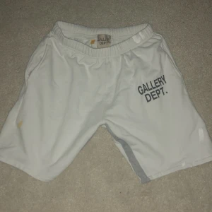 Custom made Gallery dept shorts - Tja, jag har gjort mina egna gallery dept byxor och sytt de till shorts. Storleken är XL men passar M-L. Jag har haft de ett tag men passar inte längre. Priset är inte hugget i sten så kan gå ned till 499kr. Har ni några frågor så är det bara att skriva till mig. Perfekta för sommaren☀️