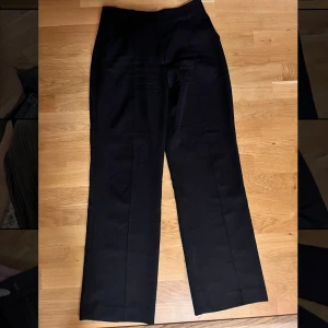 Svarta kostymbyxor från Madlady - Svarta kostymbyxor från Madlady i storlek 36, längd 30. Byxorna har en rak passform med pressveck längs benen. Jag är 158 cm och dom slutar precis vid fotens slut. Köparen står för frakten 🩷