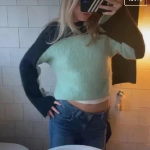 Grön och svart croppad tröja - Säljer en trendig croppad tröja i grönt och svart med långa ärmar. Perfekt för en avslappnad stil. Tröjan har en unik design med olika färger och en bekväm passform❤️❤️💐