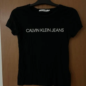 Svart t-shirt från Calvin Klein - Snygg svart t-shirt från Calvin Klein med vit logga på bröstet. Nypris 449 på Zalando. Pris går att diskutera
