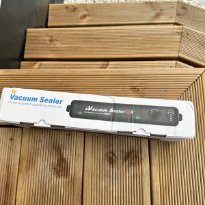 Vakuumförpackare - Säljer en vakuumförpackare, perfekt för att hålla maten fräsch längre. Kompakt design och enkel att använda. Perfekt för köket!